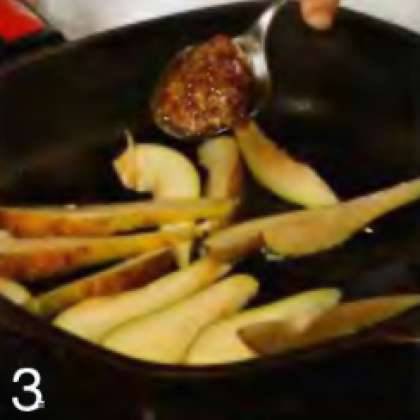 Разогреть в той же сковороде масло.  добавить груши, горчицу. Готовить  на сильном огне 2 мин. Разложить авокадо. груши и ветчину на тарелки, посыпать  зеленью и подать к столу.