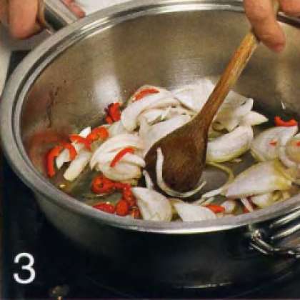 Приготовить соус. Оставшуюся луковицу и перцы нарезать тонкими полукольцами и обжарить в 1 ст. л. разогретого масла. 5 мин. Добавить томаты и готовить, периодически помешивая, 10 мин.
