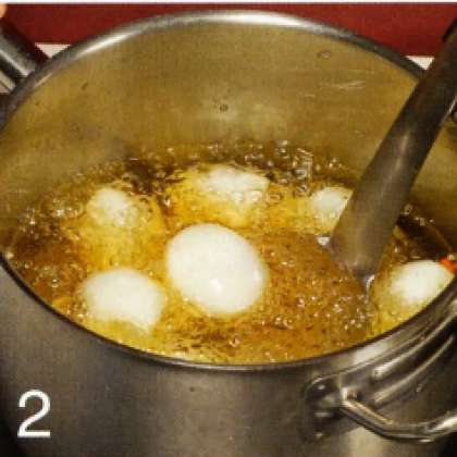 Обжарить в том же масле яйца, 3-4 мин. Выложить на бумажные полотенца, затем  разрезать каждое на 4 части и выложить на блюдо. В сотейнике смешать соевый соус с сахаром и готовить, пока сахар полностью растворится. С веточек кинзы снять листики. смешать с обжаренным луком, чесноком и чили. Добавить к яйцам и полить соусом.