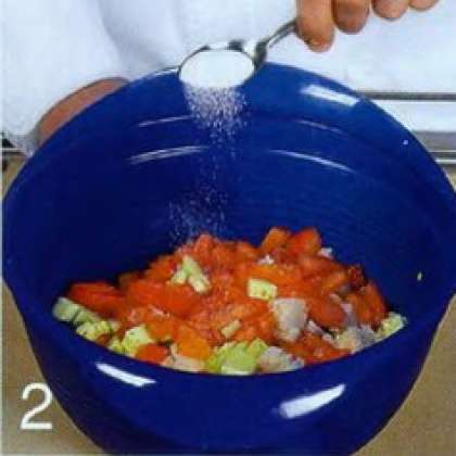 Сложить помидоры, перцы, огурец,  чеснок и хлеб в большую миску. Веточки тимьяна раздавить обратной стороной ножа и добавить к овощам.  Посолить.