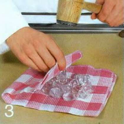 Кубики льда завернуть в полотняное  полотенце и измельчить с помощью  молоточка. Всыпать лед в миску с супом.  Оставить суп на 10-15 мин в теплом месте. пока не растает лед.