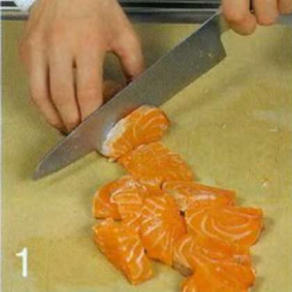 Филе лосося вымыть и нарезать кусочками.