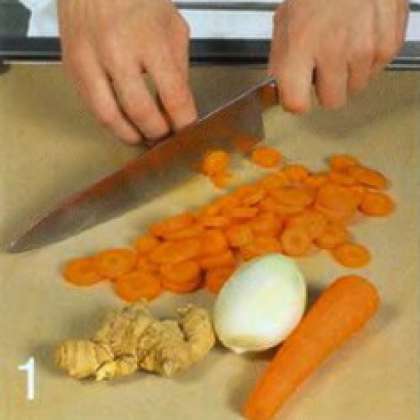 Морковь вымыть, очистить, нарезать кружками. Лук очистить, крупно порубить Корень имбиря очистить, порезать тонкими пластинами.