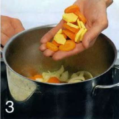 Добавить морковь, имбирь, карри и соль, перемешать и обжаривать 2-3 мин.