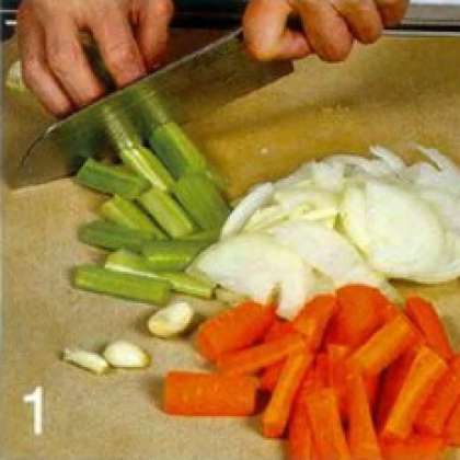 Лук очистить, нарезать тонкими полукольцами. Чеснок очистить, раздавить. Морковь и пастернак очистить, разрезать вдоль на 4 части. Колбаски  нарезать кусочками длиной 4 см.