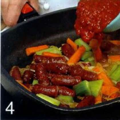 Положить в сковороду лук. Готовить  на среднем огне 4 мин. Добавить чеснок и толченые специи, готовить 1 мин  Добавить морковь, пастернак и томаты.
