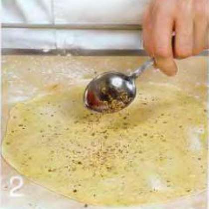 Муку посолить, просеять в миску.  Вбить яйцо, добавить 1 ч.л. воды  и вымесить тесто. На присыпанной мукой  рабочей поверхности раскатать тесто  в тонкий пласт. Равномерно посыпать тесто пряностями и еще раз с силой прокатать скалкой.