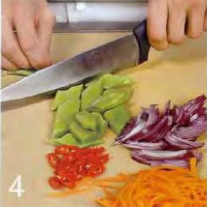 Лук и морковь очистить: перец и фасоль вымыть, у перца удалить семена. Морковь нарезать тонкой соломкой,  лук полукольцами, острый перец колечками, фасоль кусочками длиной 2 см.