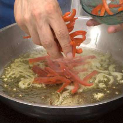 Добавьте перцы и небольшой перец чили. Добавьте приправы и когда приготовлено, в блендере всё перемешайте создав однородную массу.. Отставьте в сторону и начните готовить макароны.