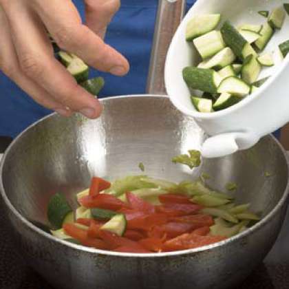Порежьте кубиками овощи.  Нагрейте масло, быстро обжарьте сельдерей, добавьте перцы, затем цукини. Приправьте солью, перцем и тимьяном.  Готовьте в течение нескольких минут, помешивайте регулярно.