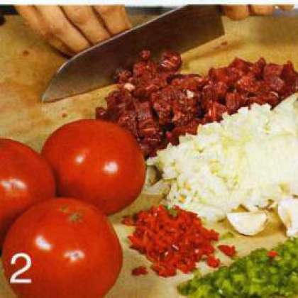 Мелко порезать лук, мясо, чеснок, сладкий и острый перцы. Нарезать дольками томаты.