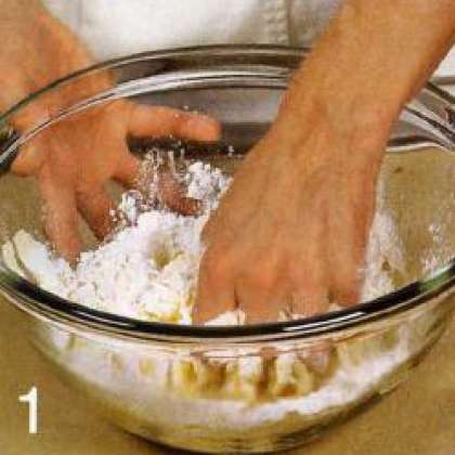 Просеять муку, щепотку соли и разрыхлитель в большую ёмкость. Взбить в отдельной ёмкости молоко с яйцами и 4 ст. л. растительного масла. Постепенно влить получившуюся смесь в муку. Вымесить однородное тесто, прикрыть и оставить при комнатной температуре , пока готовится начинка.