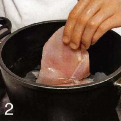 Приготовить начинку. В кастрюле довести до кипения подсоленную воду, положить куриное филе и варить 20 мин. Переложить на тарелку, остудить, затем порезать небольшими кусочками. Бульон сохранить.