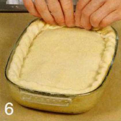 Нагреть духовку до 190 °С. Раскатать оставшееся тесто и накрыть им пирог. Края аккуратно защипать. Выпекать пирог 35 мин.