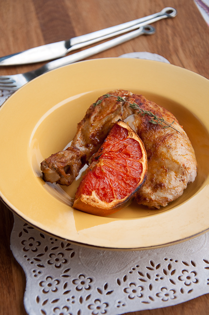 Если курица после запекания будет храниться, лучше убрать грейпфрут в другую емкость от нее, так как его кожура сделает мясо курицы горьковатым после остывания.  