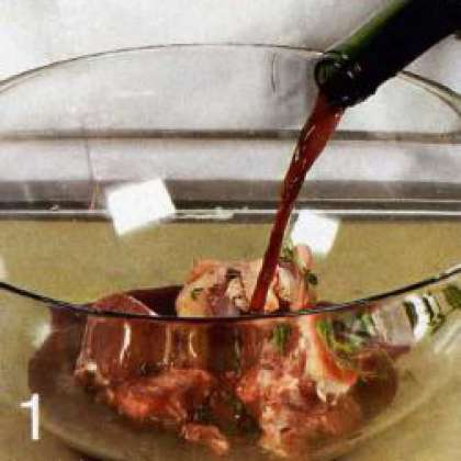 Мясо промыть, порезать крупными кусками, переложить в ёмкость и залить красным вином. Покрошить лавровый лист, несколько листочков розмарина и поставить на ночь.