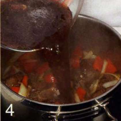 Залить половиной маринада, добавить томатную пасту, перемешать и готовить на максимальном огне 5 мин. Добавить оставшийся маринад, положить оливки и листики розмарина. Убавить огонь, прикрыть крышкой и тушить полтора часа.