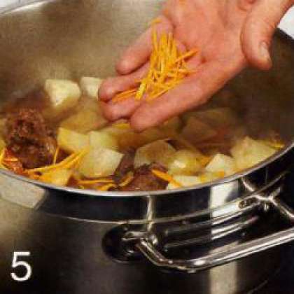 Добавить картошку и готовить еще 20 мин. Оставить в прохладном месте до след. дня. После, разогреть, добавив апельсиновую листики петрушки и цедру.
