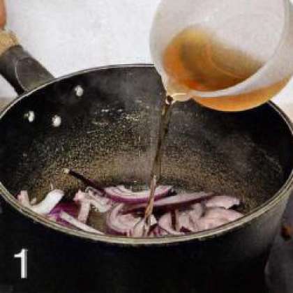 Лук почистить. 1 луковицу порезать тонкими полукольцами и обжарить в 1 с.л. нагретого сливочного масла на среднем огне. 20 мин. Поперчить, посолить, добавить уксус и готовить, пока объем не уменьшится в 2 раза. Залить 100 мл. воды и готовить на среднем огне, пока объем на четверть не уменьшится.