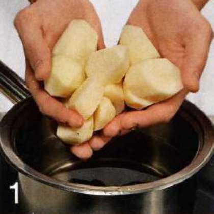 Почистить картофель и отварить в кипящей подсоленной воде до готовности. Слить воду.