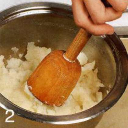 Обсушить картофель на пару, накрыв кастрюлю крышкой, затем растолочь в пюре.