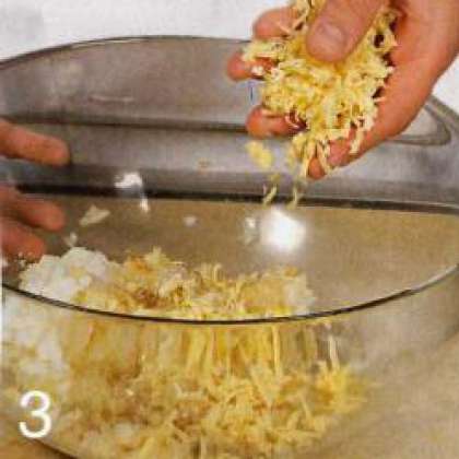 Лук почистить, измельчить и обжарить в нагретом масле, 6 мин. Добавить в пюре лук вместе с маслом, сметану, тертый сыр, посолить и поперчить. Перемешать.
