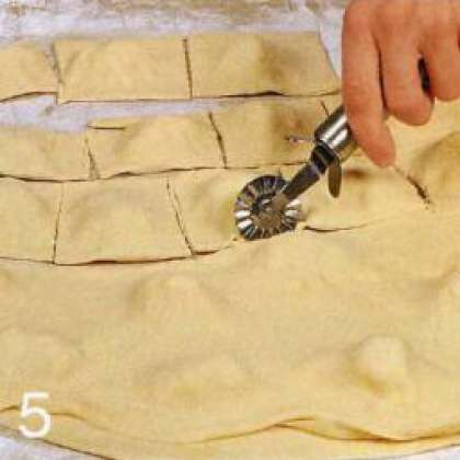 Порезать тесто на квадраты размером приблизительно 4 х 4 см.  Влажными руками прижать края туртонов.