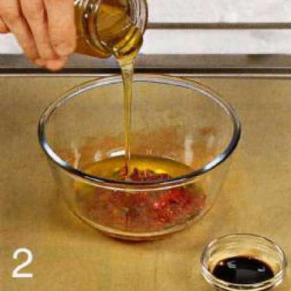 В небольшой миске смешать растительное  масло, мед, соевый соус и измельченный  перчик.