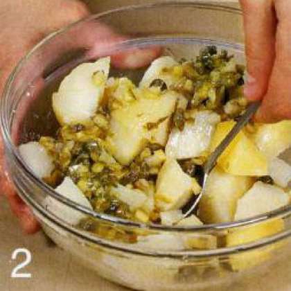 Картофель крупно нарезать.  Взбить оставшееся масло с уксусом,  солью и перцем, к смеси всыпать каперсы.  Заправить картофель.