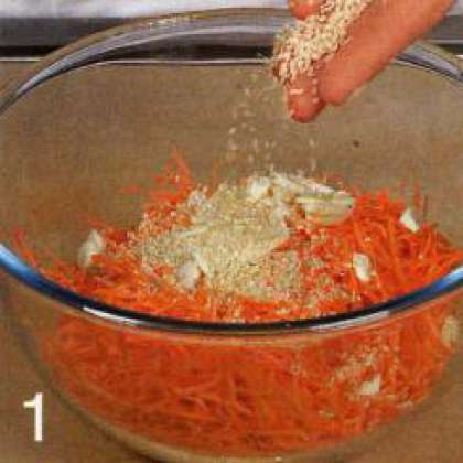 Морковь нарезать соломкой, подсолить.  Оставить на 20 мин. Отжать, добавить  2 зубчика измельченного чеснока,  кунжут, уксус и глютамат натрия.