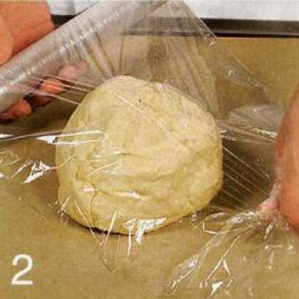 Переложить тесто на присыпанную  мукой рабочую поверхность. Вымесить  руками, 2-3 мин. Скатать тесто  в шар, завернуть в пищевую пленку и положить  в холодильник на 1 ч.