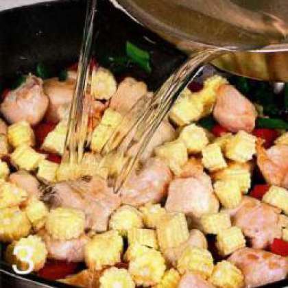 Переложить куриное мясо с овощами  из сковороды в кастрюлю. Добавить  кукурузу, влить бульон и на сильном огне  довести до кипения.