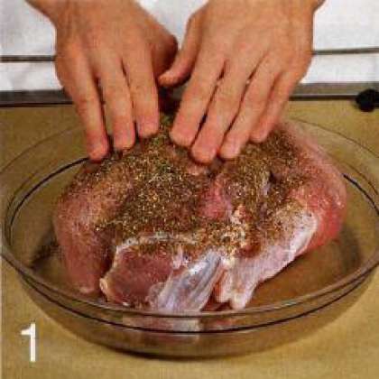 Мясо промыть под холодной водой,  обсушить. В миске смешать 0.5 ч.л.  соли. сухой тимьян, перец и молотый кориандр.  Натереть получившейся смесью  свинину.