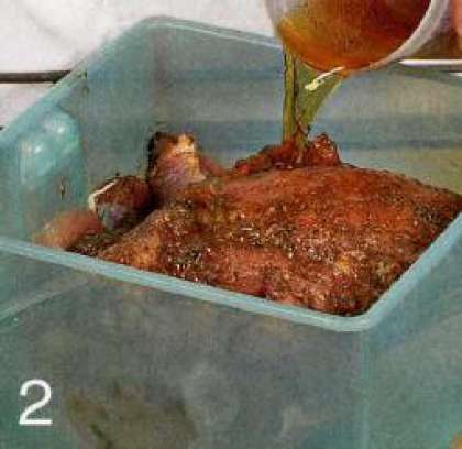 Положить мясо в глубокую миску,  влить вино и водку. Накрыть, поставить  в холодильник и мариновать  8-10 ч. время от времени переворачивая  мясо.
