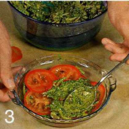 Помидоры вымыть, нарезать тонкими  кружками. На блюдо уложить слой  помидоров, смазать смесью песто с луком  и щавелем. Продолжать укладывать  слоями, пока не закончатся все ингредиенты.  Дать салату настояться в тепле 1 ч.