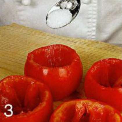 Присыпать помидоры изнутри небольшим  количеством соли, чтобы  из плодов вышла лишняя влага. Выложить  помидоры срезом вниз на бумажную  салфетку и оставить подсыхать  на 20 мин.