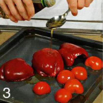 Приготовить сальсу. Перцы и помидоры  вымыть, поместить на противень,  сбрызнуть 1 ст.л. оливкового масла  и поставить в разогретую до 200 С духовку  на 10 мин. Помидоры переложить  на блюдо, а перцы готовить еще 10 мин.  Переложить перцы в миску, плотно накрыть  пленкой и дать остыть.