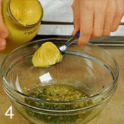 Тем временем чеснок очистить и из мельчить.  Зелень вымыть, разобрать  на листики и мелко нарезать. Смешать  в миске горчицу, уксус, оливковое масло, чеснок и зелень. Приправить солью  и перцем по вкусу.