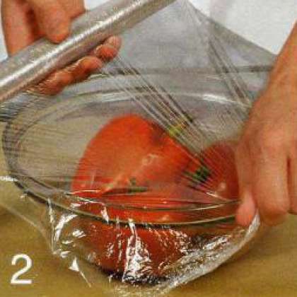 Переложить овощи в миску, плотно  накрыть пищевой пленкой и дать  остыть.