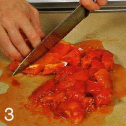 Затем снять с помидоров И перцев  кожицу, удалить сердцевину. Мякоть  нарезать большими кусками.
