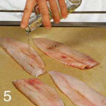Рыбное филе натереть солью и перцем, смазать оставшимся маслом.