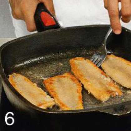Обжарить рыбу на сковороде,  по 5 мин. с каждой стороны.  Руколу вымыть, обсушить и разложить  по порционным тарелкам. Положить  сверху филе линя. Полить приготовленным  соусом.