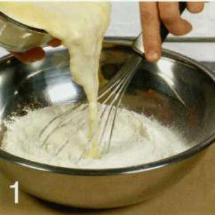 В молоко залить уксус и оставить   на пол часа. Добавить масло, яйца и перемешать. В миске соединить муку, сахар  и разрыхлитель. Залить молочно-яичную  смесь. Перемешивать до однородности.
