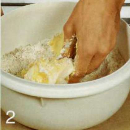 Перемешать в ёмкости ореховую массу,  оставшийся сахар и муку. Вкинуть  сливочное масло и перетереть пальцами  тесто до состояния хлебных крошек.