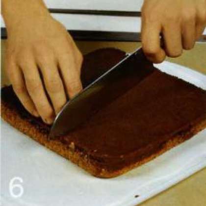 Шоколадный корж аккуратно вынуть  из формы и порезать одинаковыми  квадратными порциями. Можно осыпать сахарной  пудрой.