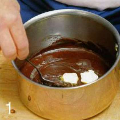 Растопить шоколад вместе с маслом на водяной бане, размешать до однородности. слегка осадить.