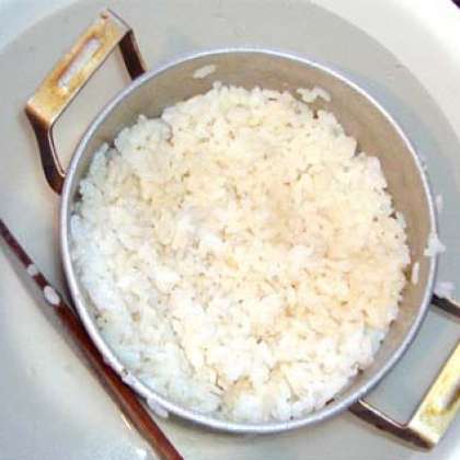Для начала нужно приготовить рис для суши. Вам понадобится миска с холодной водой для того, чтобы смачивать руки и нож. Тем самым избежать прилипания.