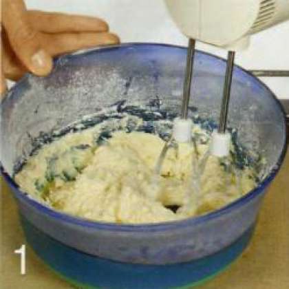 Взбить сыр, сливочное масло, сахарную пудру и апельсиновую цедру. Поместить в холодильник на час.
