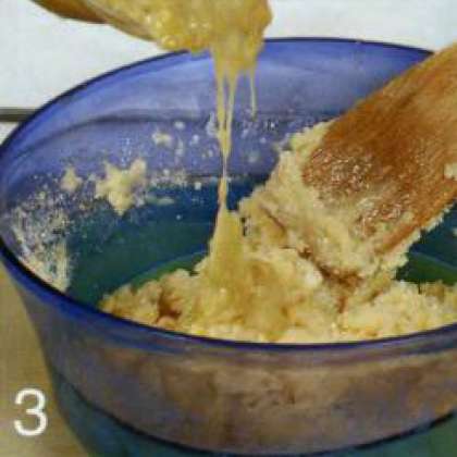 Перемешать муку, сахар, растительное  масло, банановое пюре, яйца, орехи,  ананас. Уложить тесто по силиконовым  формочкам. Запекать 25 мин. при температуре 170 °С.  Сервировать с охлажденным кремом.