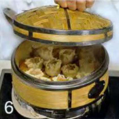 Укладывать пельмени порциями в пароварку и готовить на максимальном огне 5-7 мин.